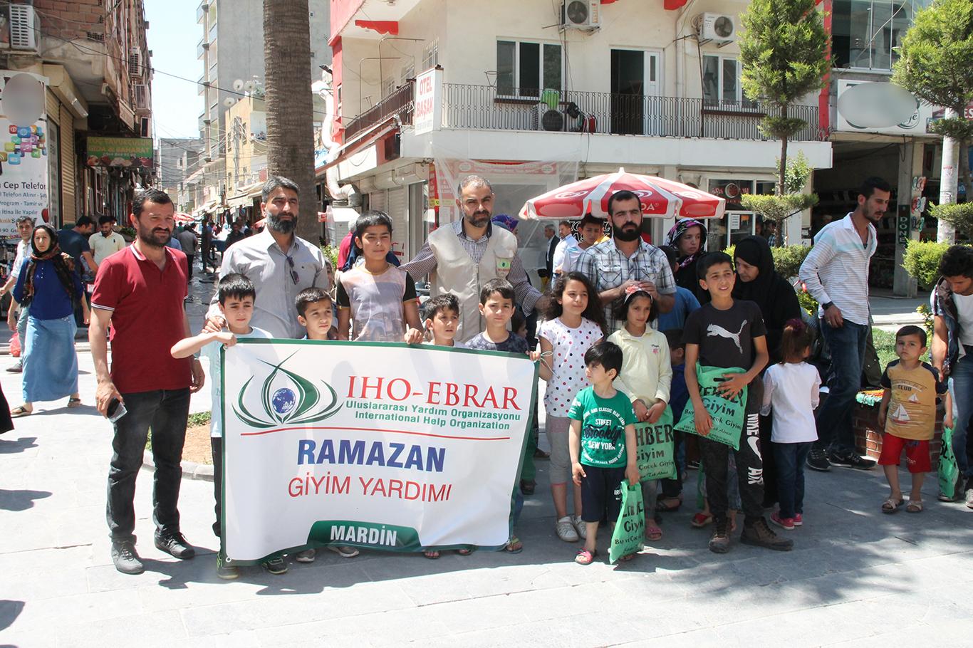 IHO-EBRAR Mardin’deki yetimlere bayramlık giydirdi